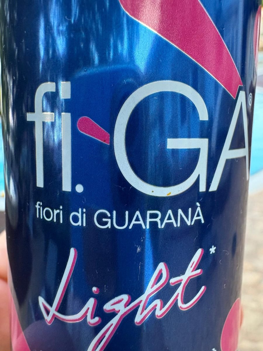 Primo piano della lattina fi.GÀ Light con la dicitura fiori di Guaranà